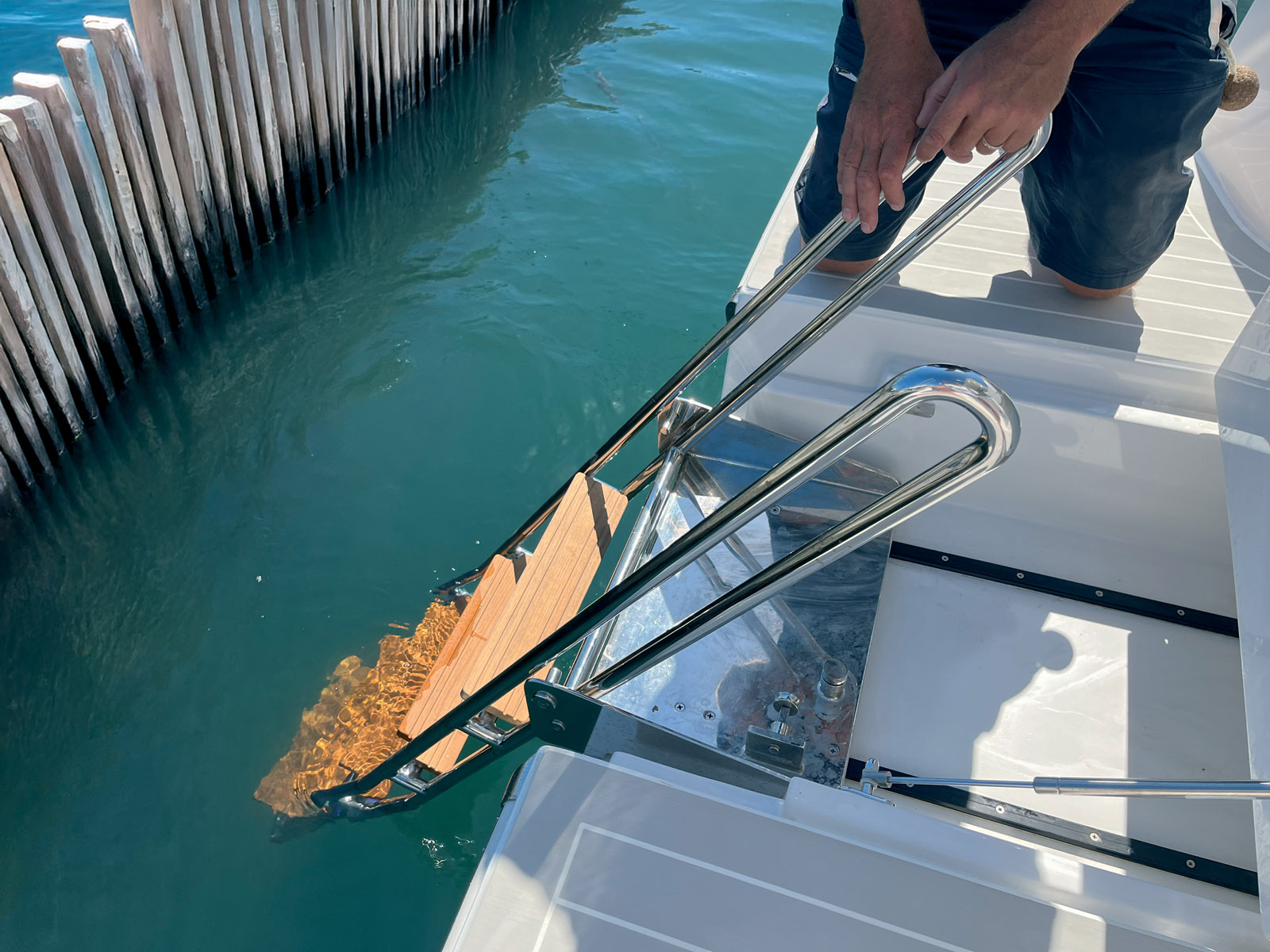 Les inox de très belle qualité sont réalisés à l’usine. Cette échelle de bain est un modèle du genre.
