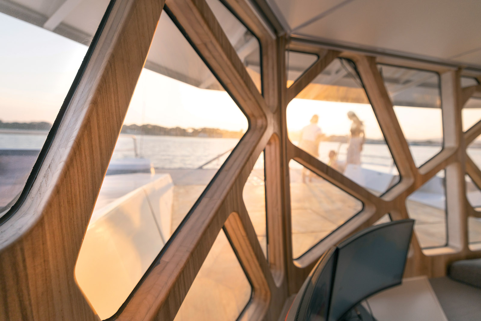 Toutes les menuiseries sont réalisées en Paulownia, un bois aux qualités intéressantes. Le travail de décoration tient plus de l’ébénisterie.