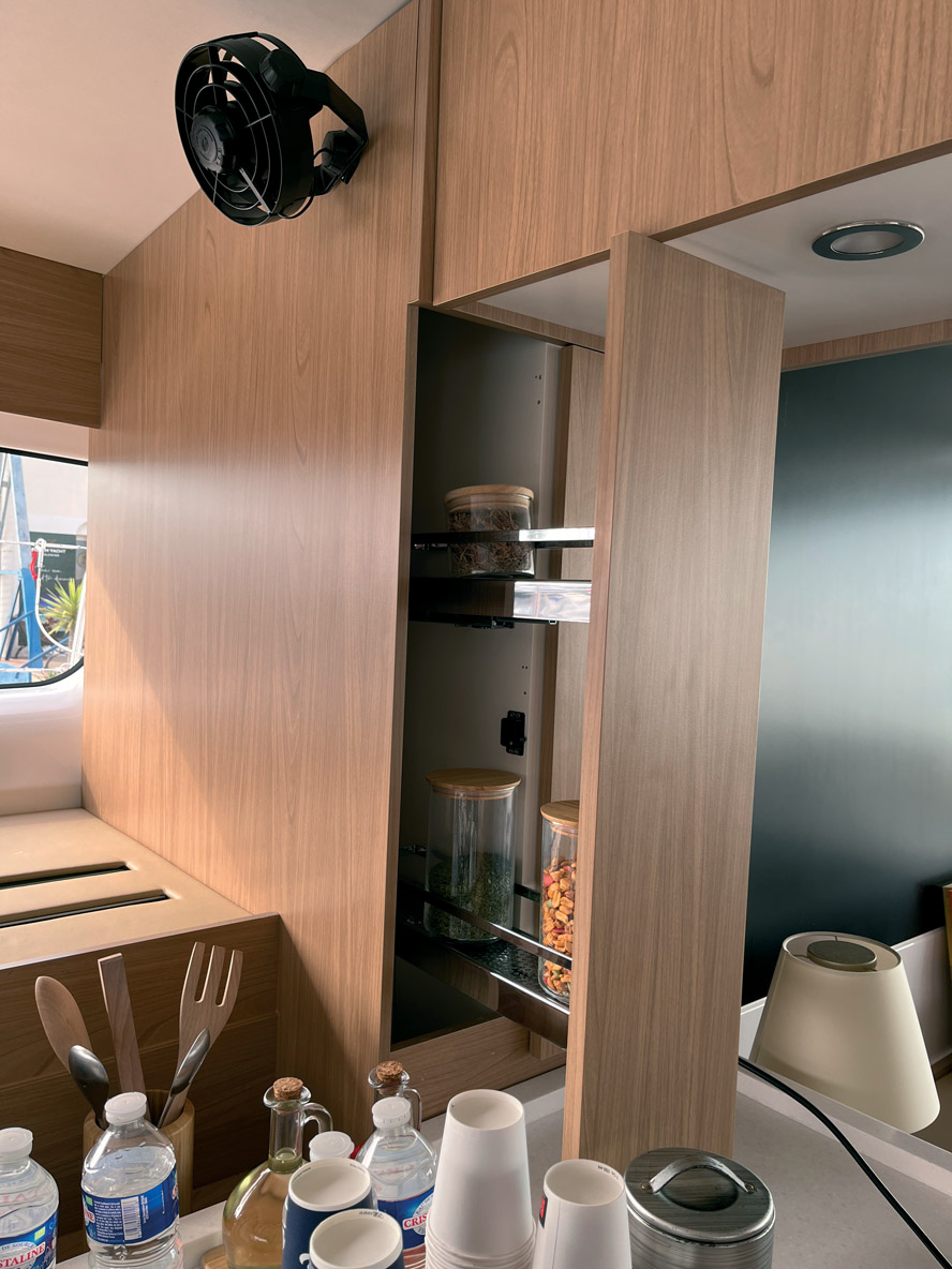 Beaucoup de rangements sont prévus, évoquant un agencement de villa moderne.