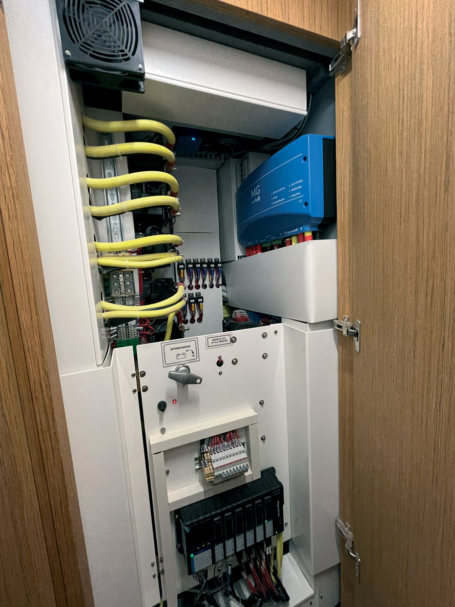 Une armoire regroupe toutes les commandes et tous les tableaux électriques dans une des coques.