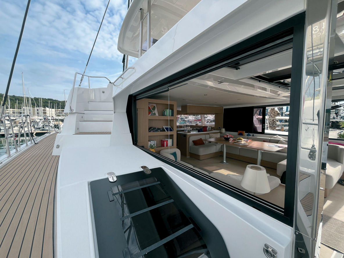 Les baies vitrées s’escamotent complètement pour ouvrir l’intérieur. Du Flexiteck peut recouvrir le pont en option. Sinon, c’est de la pointe de diamant.