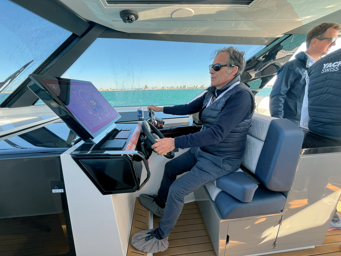 La vision est excellente debout au poste de barre. En revanche, les petits gabarits devront faire rehausser le siège en position assise.