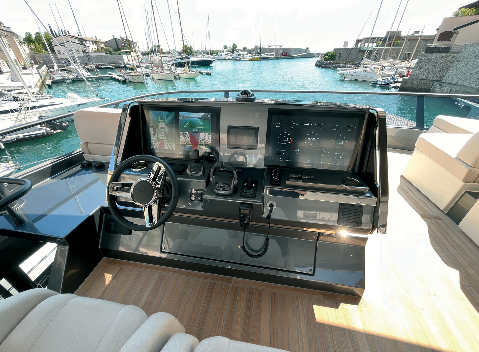 La console du poste de pilotage au flybridge est ultra-complète, avec des caméras qui aident bien pour les manœuvres.