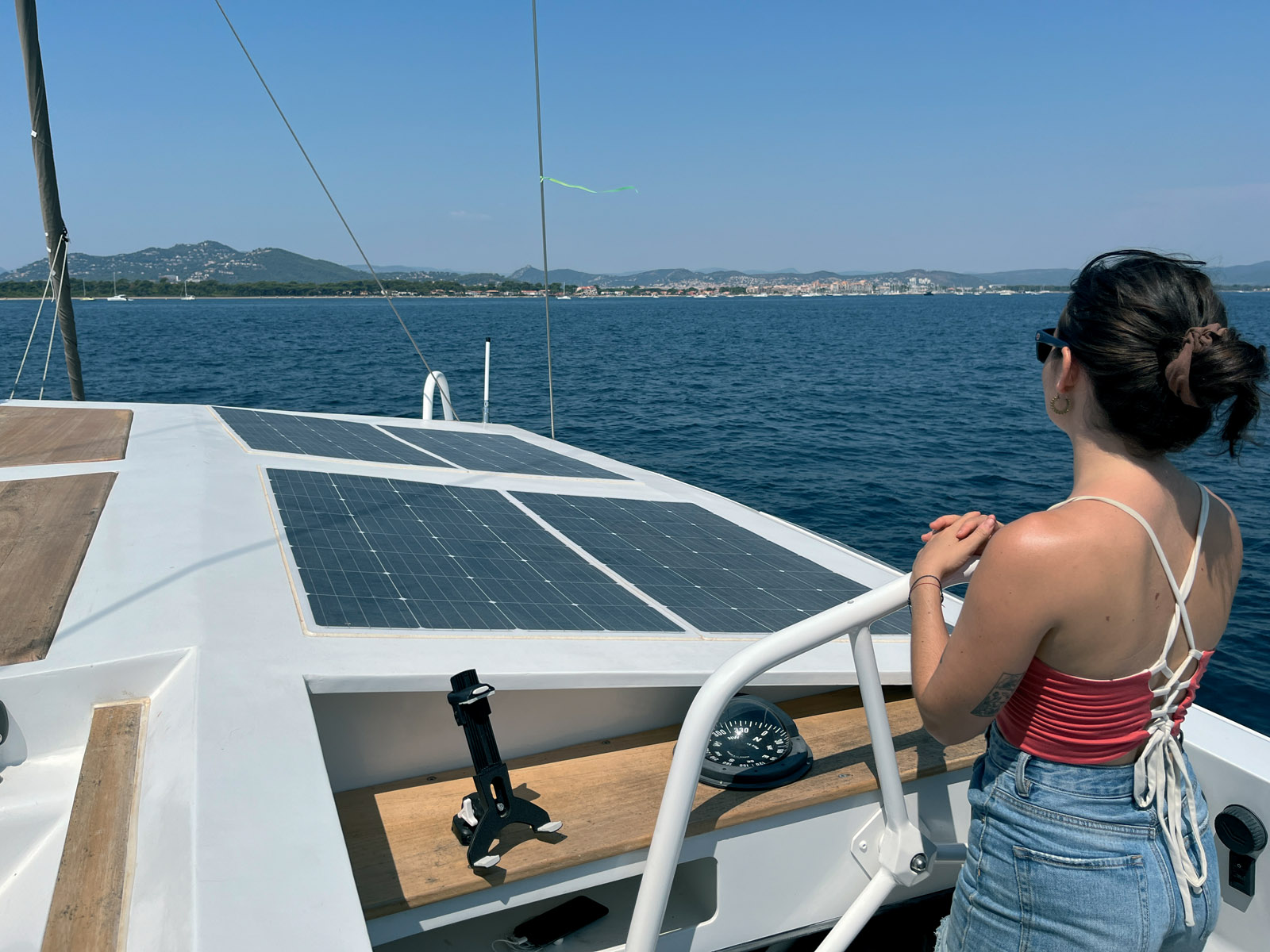 La barre octogonale est un clin d’œil à la tortue, évidemment....  La vision est bonne sur l’avant, moins sur l’arrière à cause de la casquette de rouf, mais des caméras pourront être utilisées.