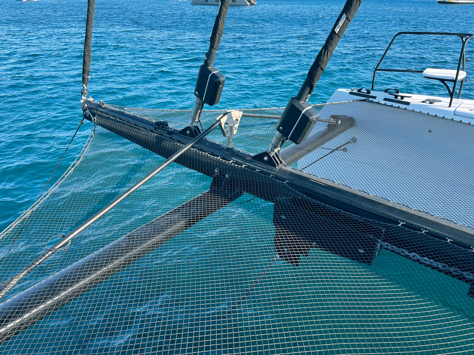 La martingale affleure à peine les trampolines et gêne moins les déplacements vers l’avant. Swann est équipé d’enrouleurs pour toutes ses voiles d’avant.