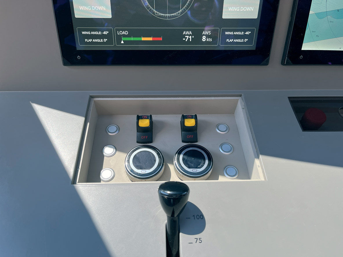 Un système de manœuvre manuel est dissimulé dans un boîtier du pupitre en cas d’urgence.