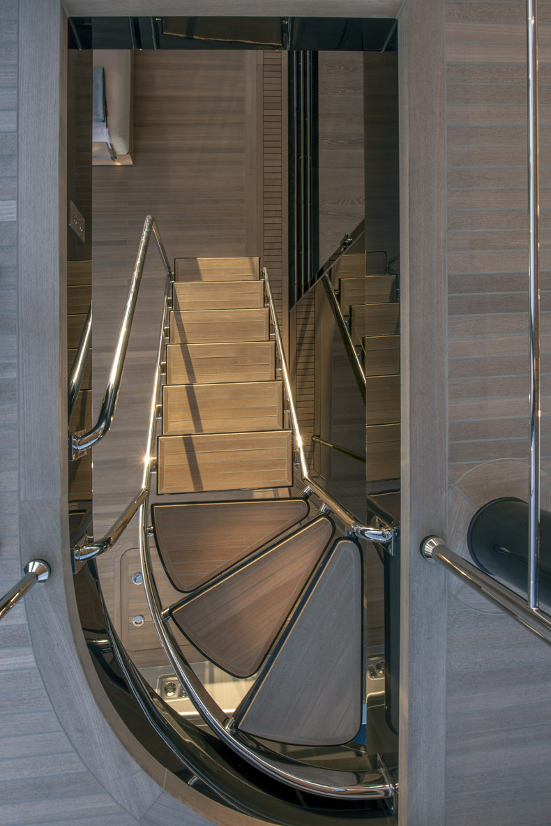 Le design italien s’exprime pleinement ici ; marbre, essences de bois précieuses et inox créent une subtile harmonie.