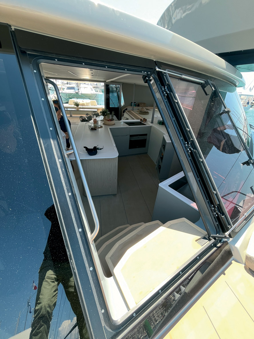 Les sabords frontaux en verre permettent d’accéder sur la plage avant. Leur ouverture permet de se passer d’air conditionné dans le salon.