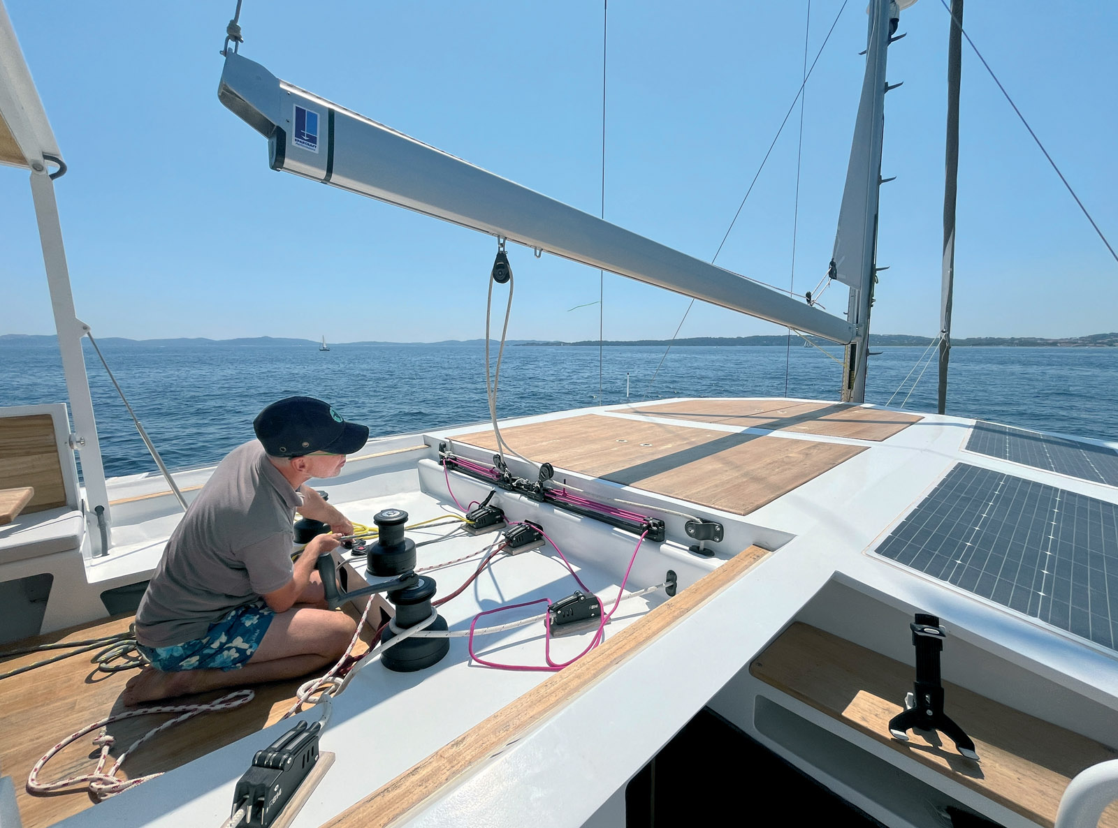 Le poste de manœuvres est centré sur le flybridge. Tout revient en direct, ce qui facilite grandement le  hissage des voiles et la mise en  tension des écoutes et bosses.