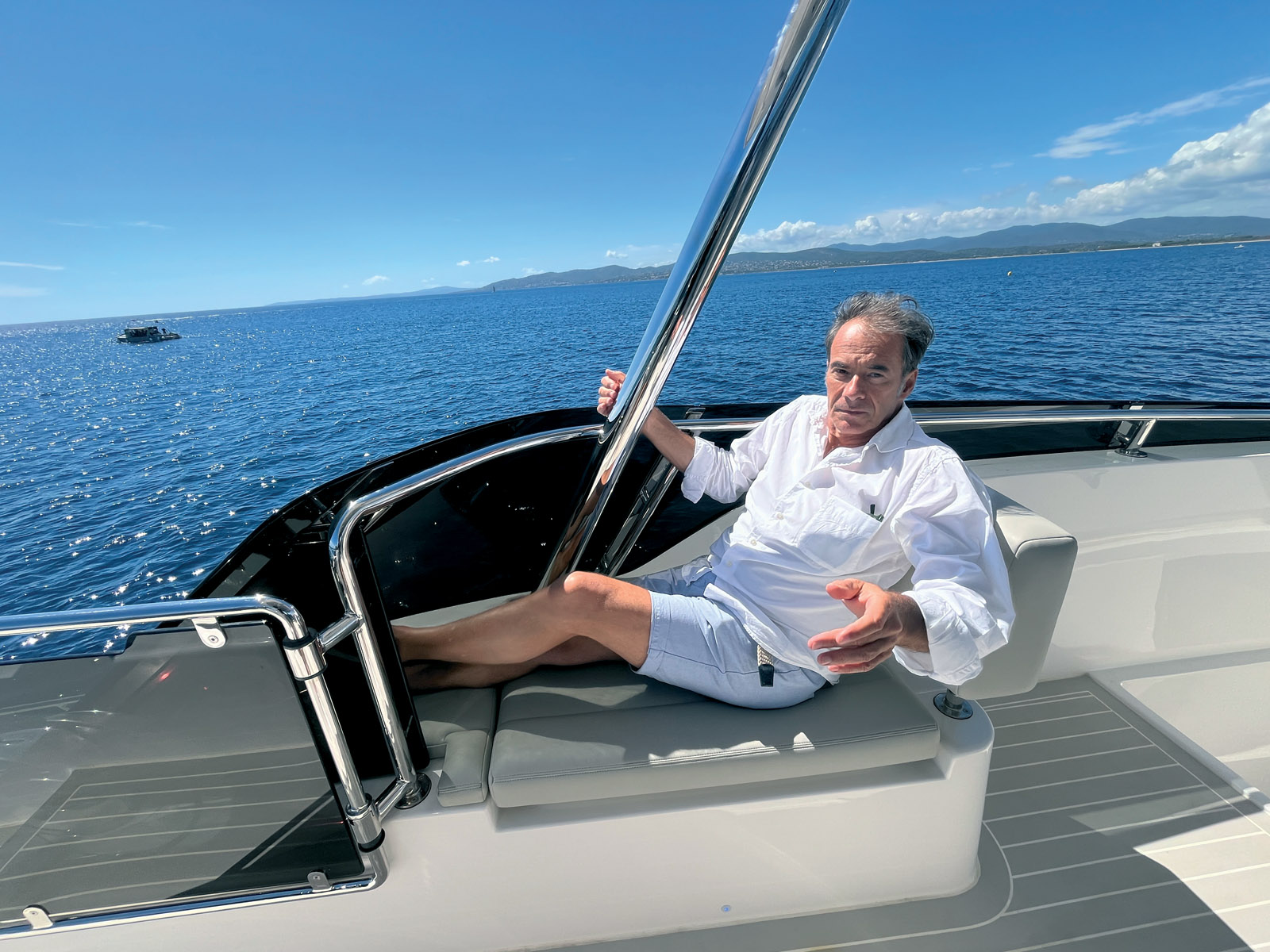 Cette méridienne à côté du poste de pilotage est franchement géniale ; elle atteste des attentions accordées à l’ergonomie partout à bord.