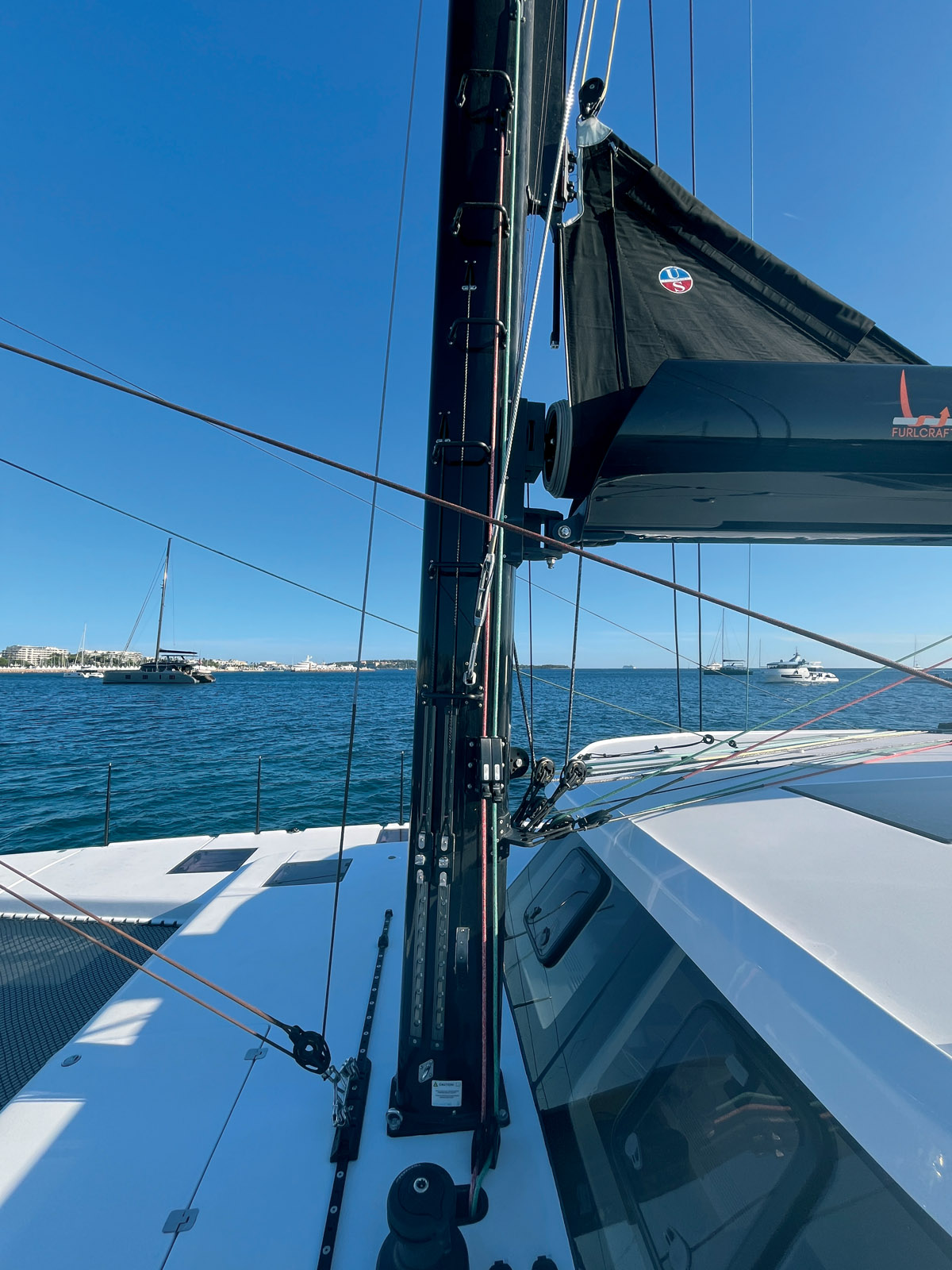 Le mât et la bôme à enrouleur sont confectionnés par Sparcraft. Ce gréement et ce plan de voilure sont parfaits pour manœuvrer sans effort.