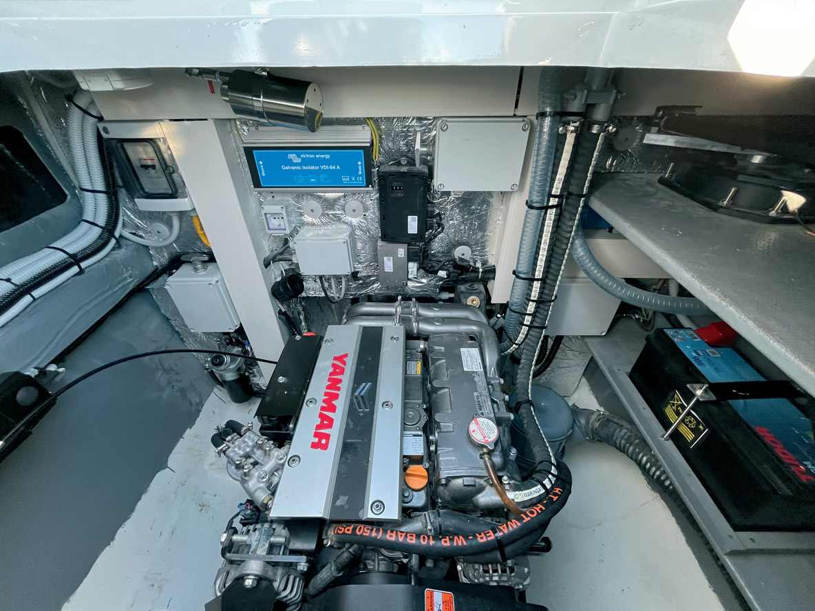 La motorisation présentée ici est un des deux diesel Yanmar de 80 ch En standard, le constructeur monte deux blocs de 50 ch.