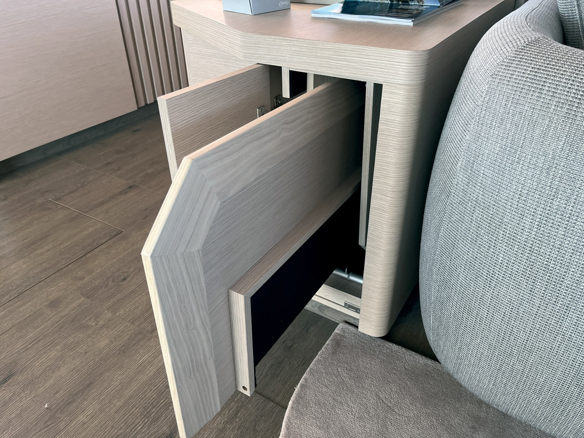 Les rallonges pour la table du salon sont bien calées dans une commode dédiée : astucieux !