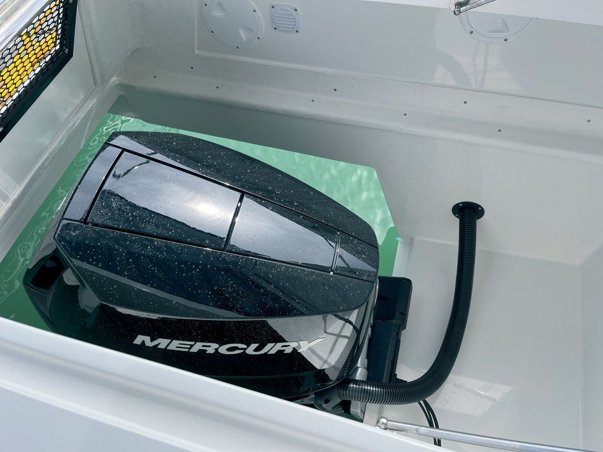 Les coffres qui abritent les moteurs se révèlent être une excellente formule. On pourrait encore améliorer la praticité en installant des supports à pare-battage.