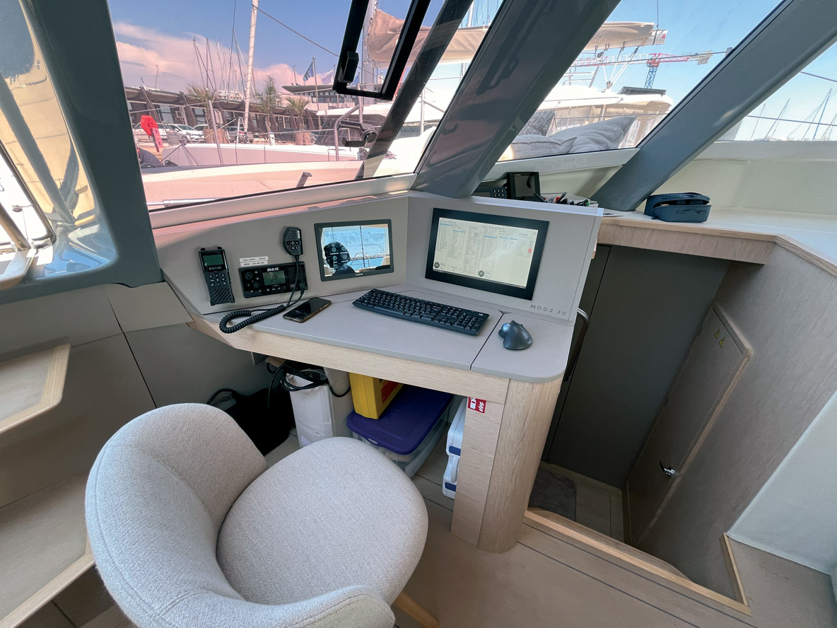 Un poste de travail est déporté sur tribord. On peut y gérer les appareils du bord grâce à l’interface CZone Mastervolt.