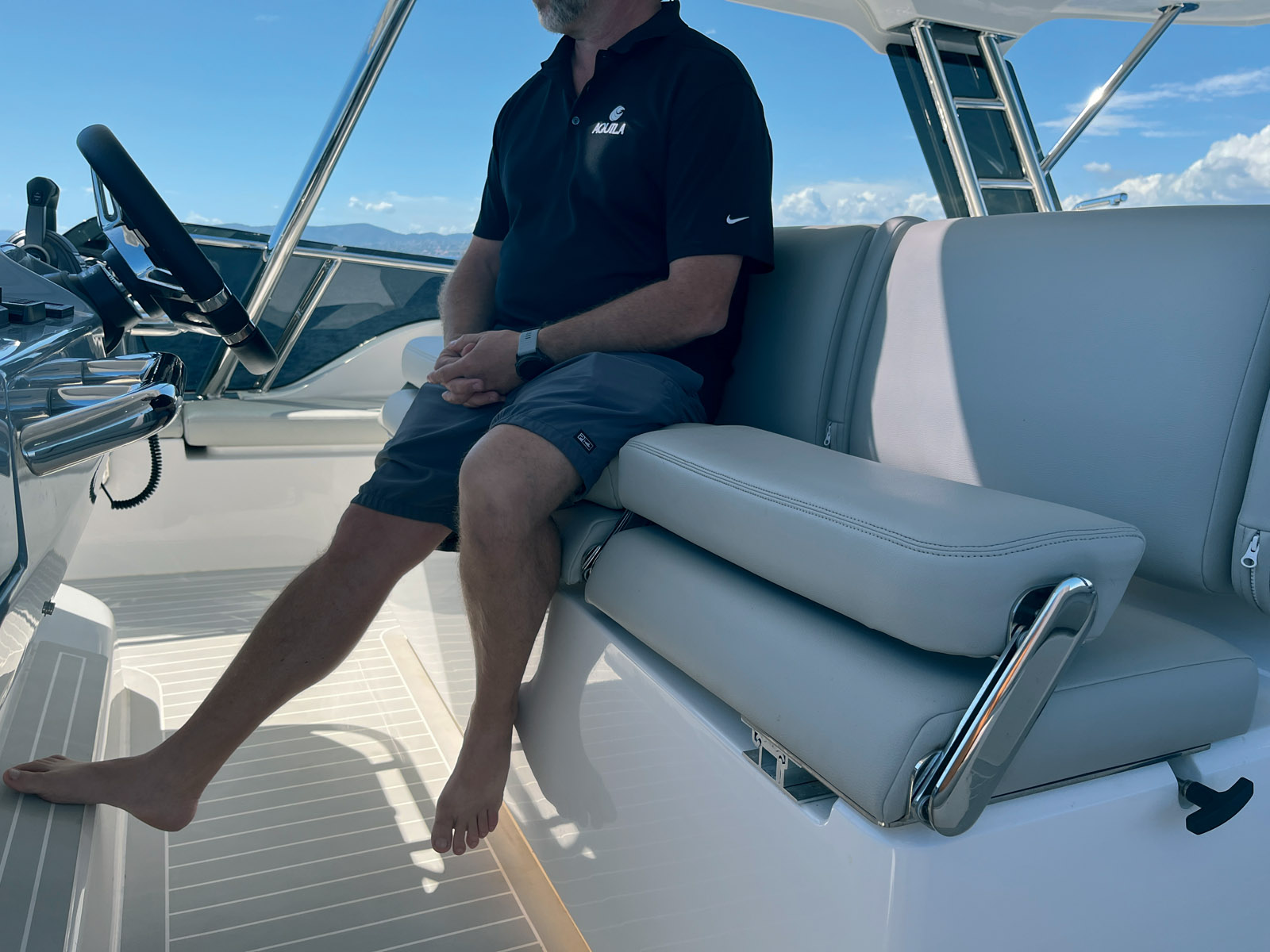 Les trois fauteuils de poste de barre sont réglables en profondeur pour convenir à tous les gabarits.