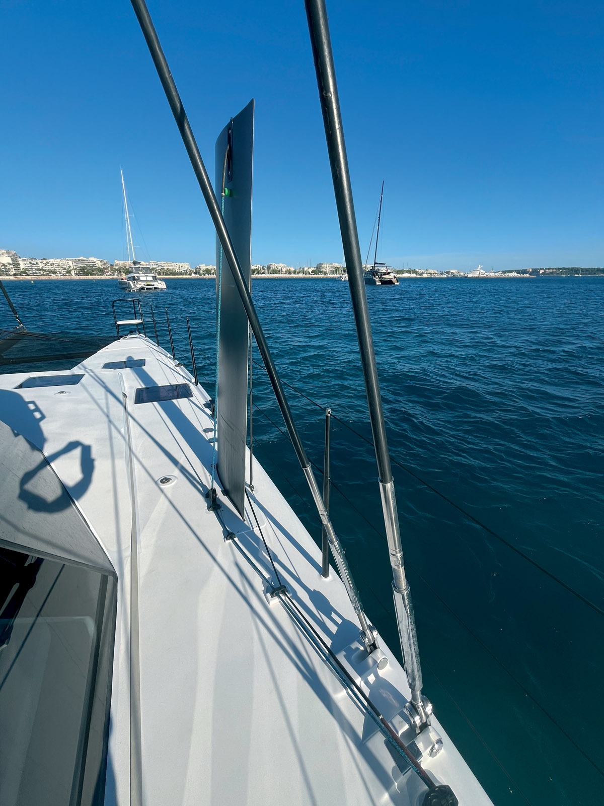 Les dérives qui plongent à 3,40 mètres sont symétriques - une facilité pour la gestion des virements de bord.