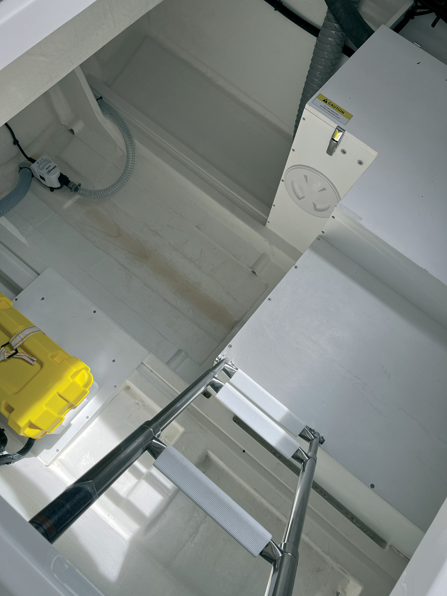 Les soutes sous le pont sont profondes, c’est parfait pour y ranger les jouets nautiques. Notez que les réservoirs  d’essence en inox sont protégés dans des coffres en bois.