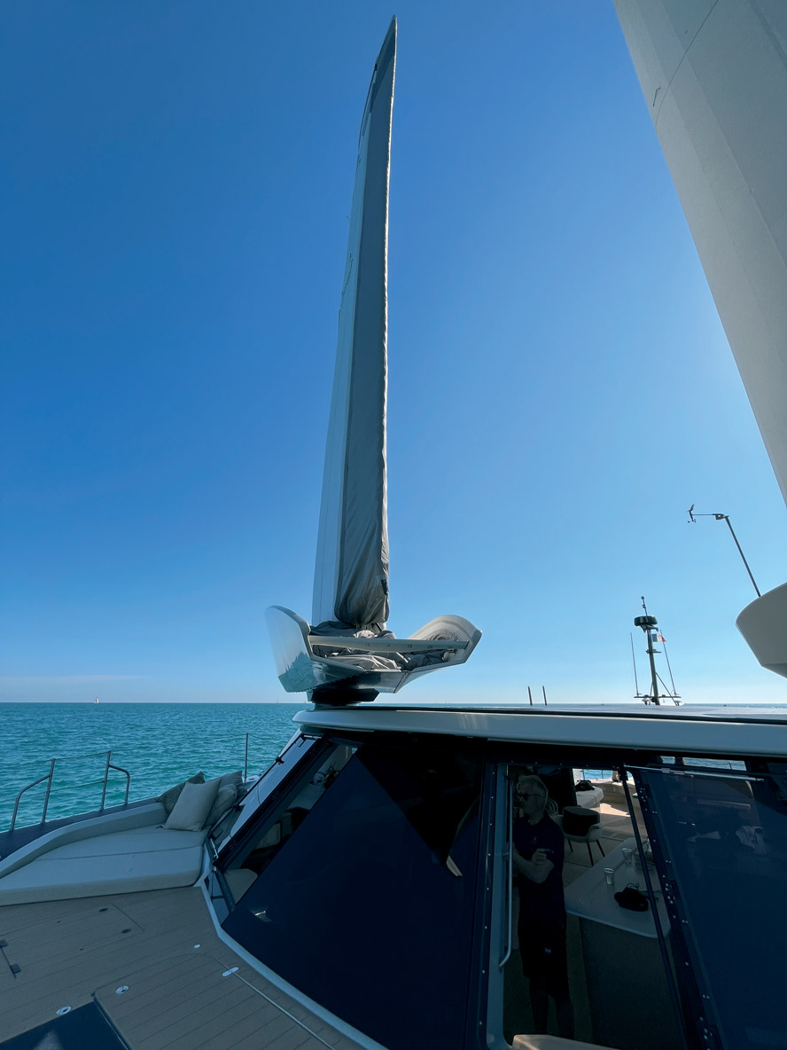 A tout moment et quelle que soit l’allure, il est possible de se mettre en panne en activant la position neutre qui place les ailes dans le lit du vent.