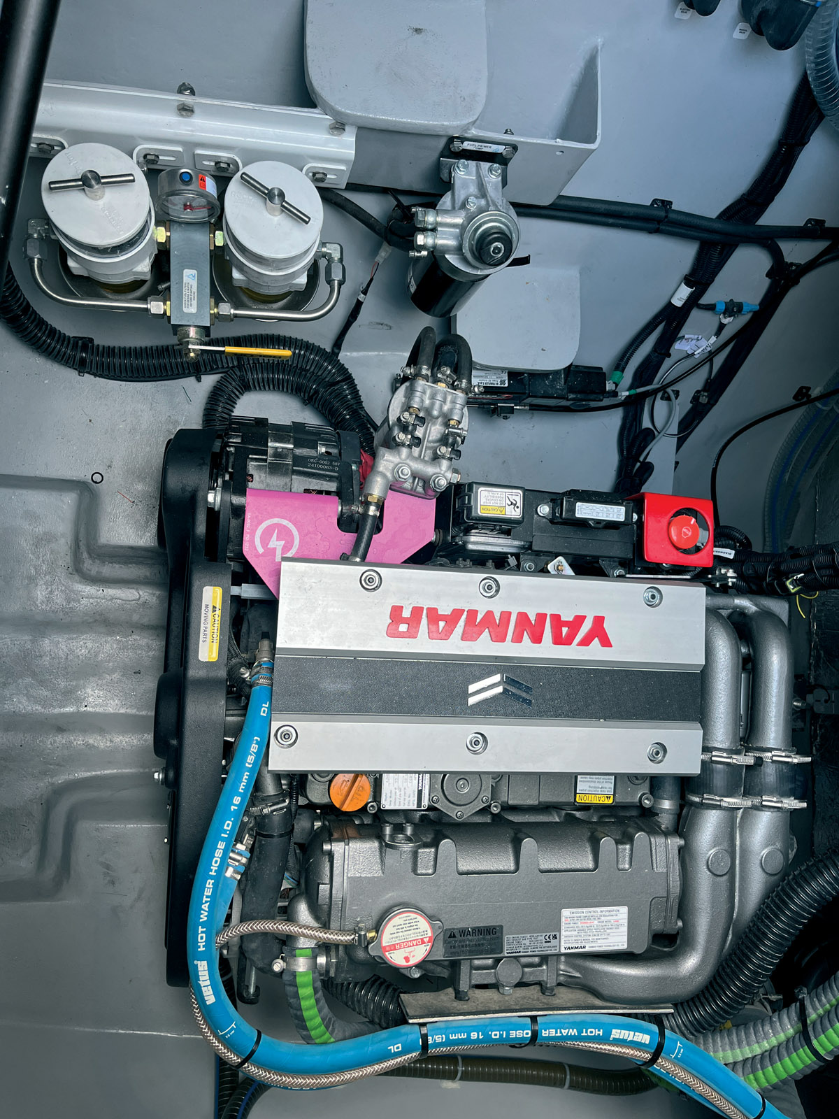 Les Yanmar de 57 ch sont montés sur sail drive. Deux alternateurs Integrel de 9 kW dispensent d’un groupe électrogène. On peut aussi avoir deux moteurs Integrel de  15 kW en parallèle.