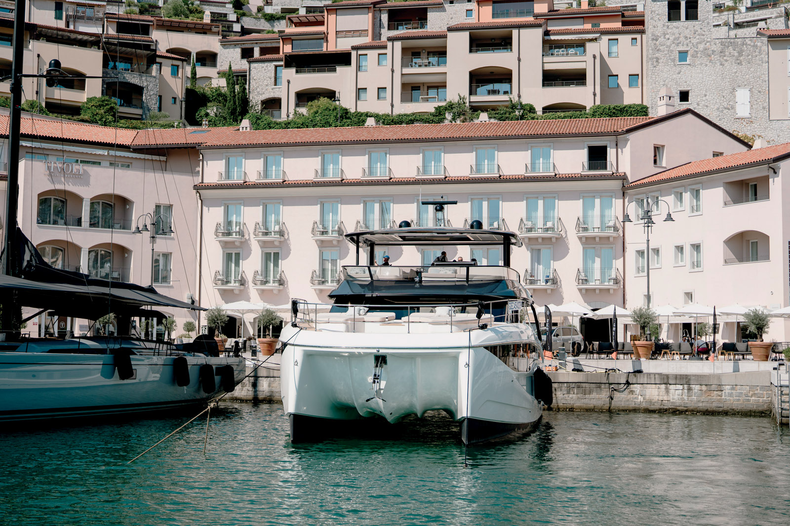 Le décor de la petite marina très select de Porto Picollo est un écrin qui convient à merveille au Prestige M7.