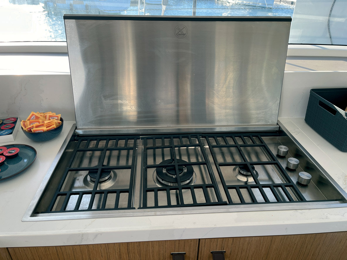 Ce réchaud multi-feux permettra au  cordon bleu de mijoter des plats délicieux.