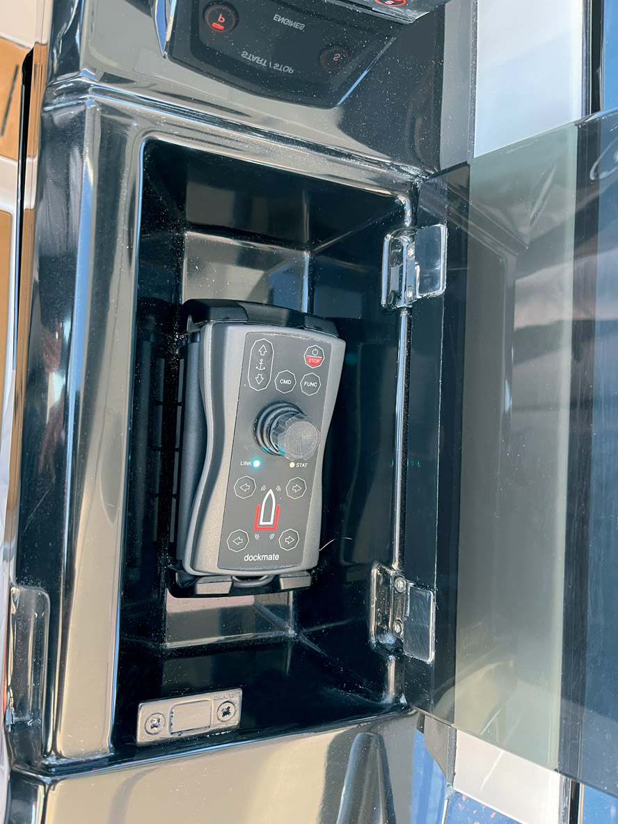 Le système Dockmate est aussi ludique qu’efficace. Quand vous arrivez à votre amarrage, vous pouvez vous déplacer à bord tout en continuant à manœuvrer.