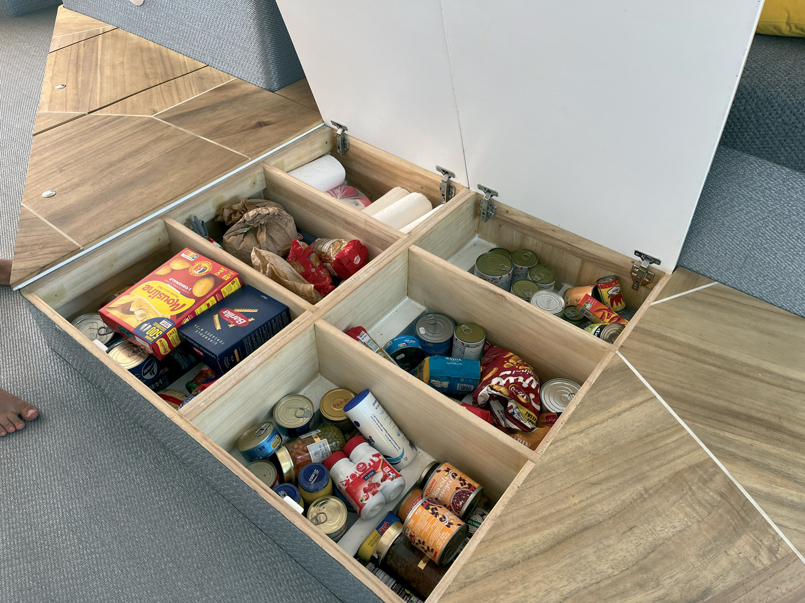 À l’image des dizaines d’astuces pratiques du bord, ces équipets peu profonds sous le sol du carré garantissent un accès très facile en mer.