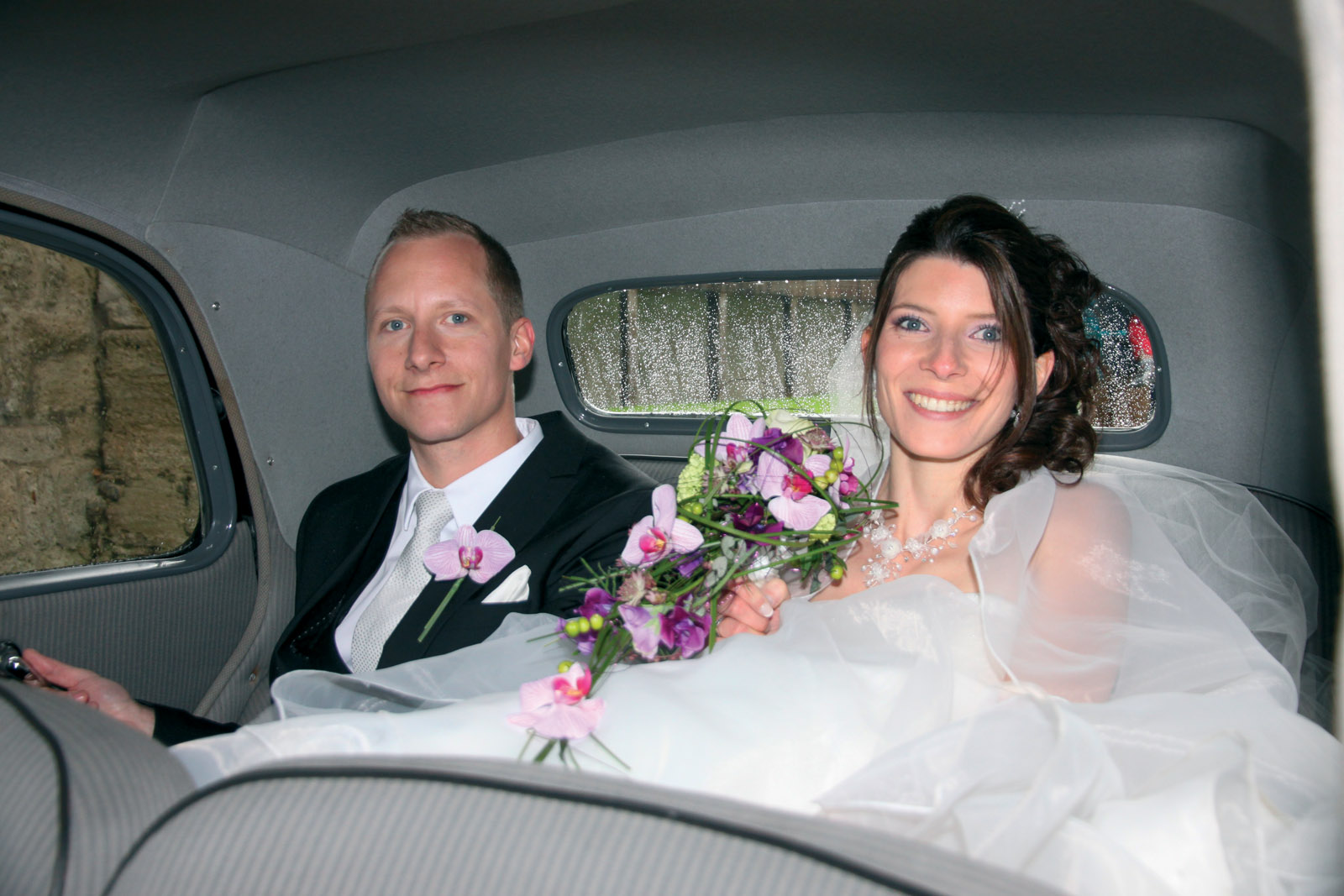 Avril 2012 : mariage d’Aurélia et Jonathan ; le jeune couple embarque à bord d’une Traction Citroën – nous sommes encore loin du multicoque…