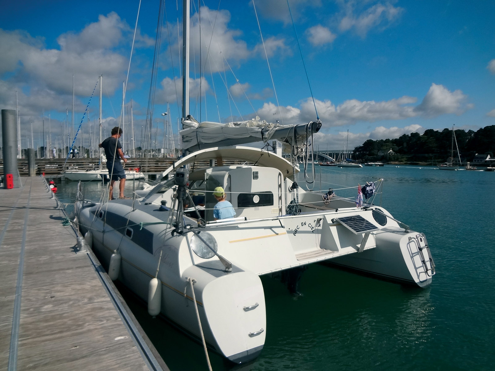 Juillet 2014 : premières navigations en Bretagne à bord d’un catamaran (Maldives 32).