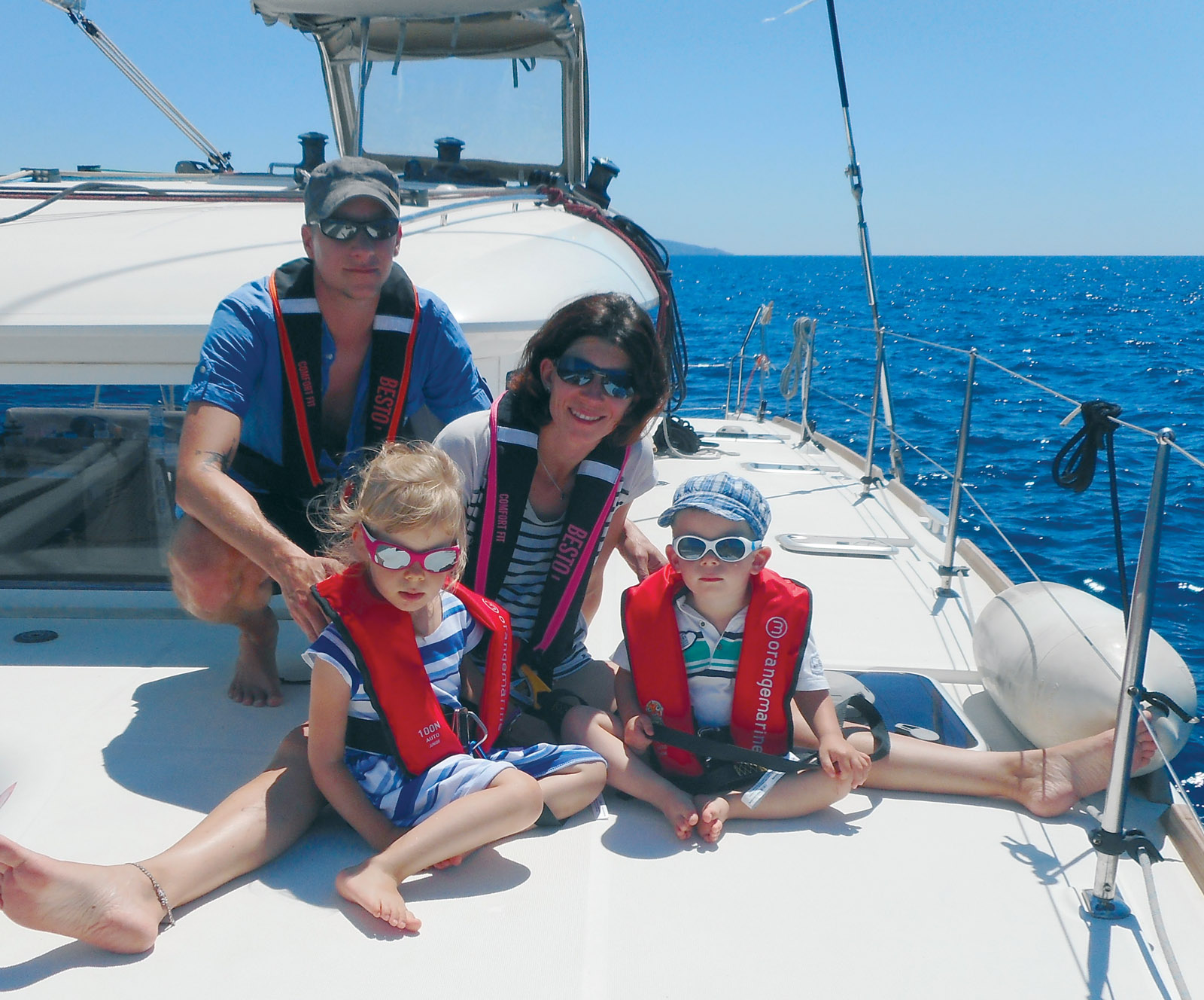 Eté 2017 : La famille au complet sur le pont d’un Lagoon 400 loué en Corse.