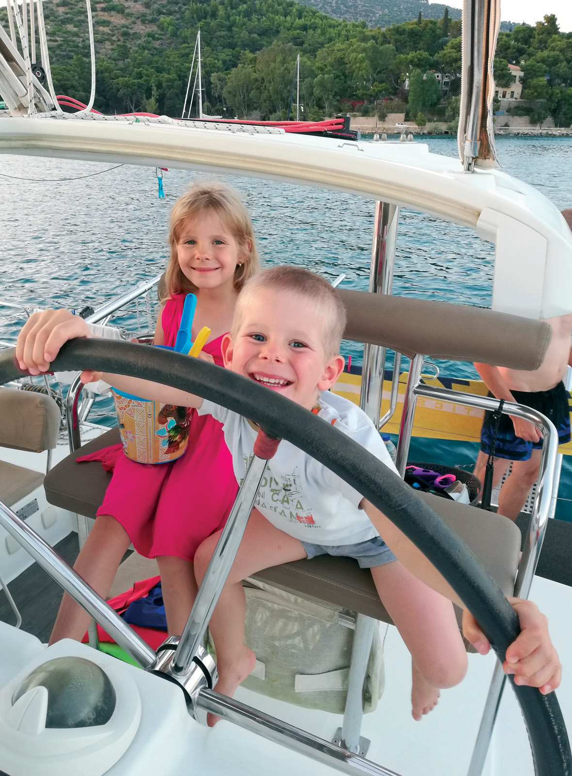 Eté 2019 : Louna et Ayden sont (presque !) Capitaines d’un autre Lagoon 400, cette fois loué en Grèce.