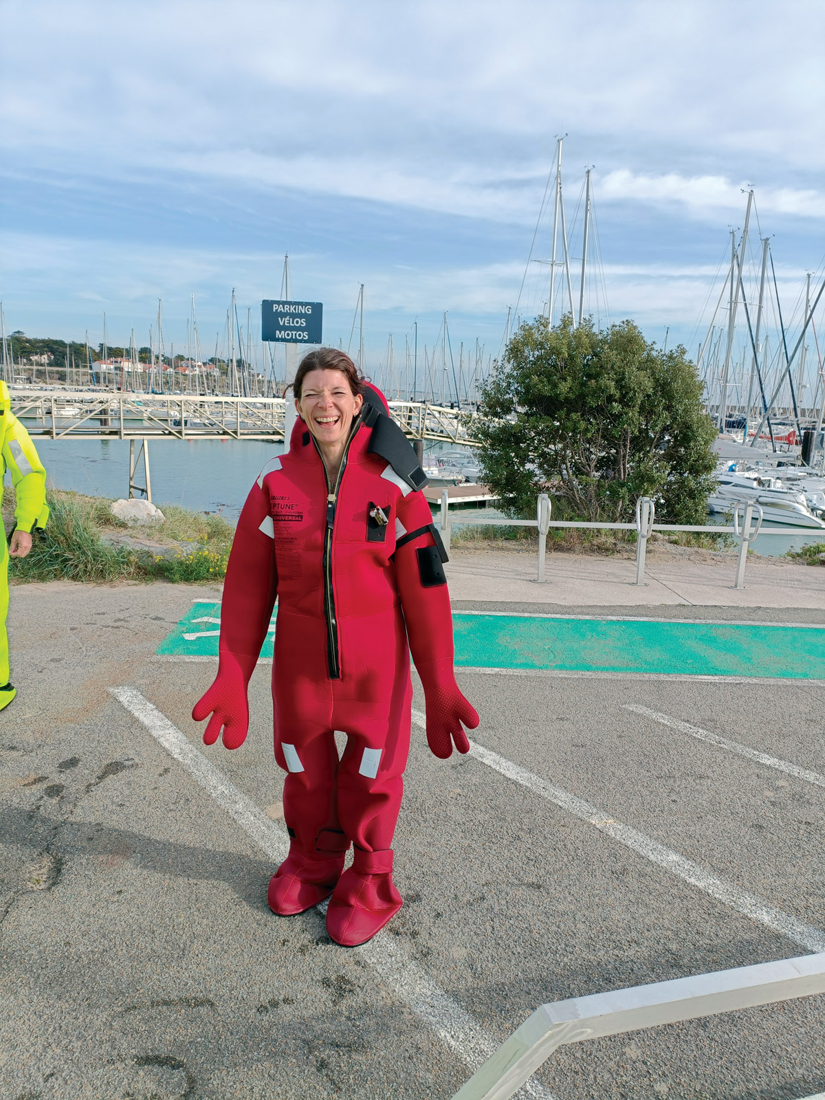 2022 : stage de formation à la survie en mer ; Aurélia a enfilé la combinaison Solas…