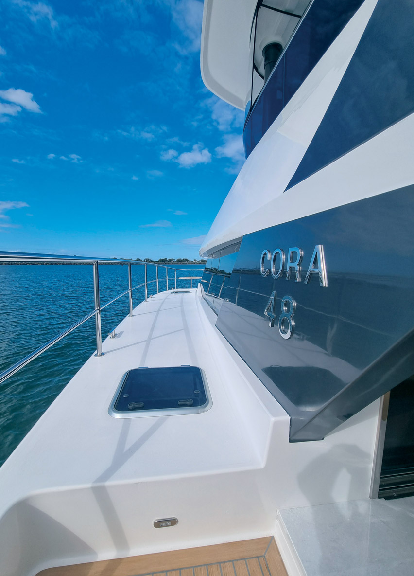 Le pont avant profilé propose un vaste bain de soleil dont les appuie-têtes sont surélevés. Les passavants sont larges mais dépourvus de fargues et les panneaux de pont ne sont pas flush.