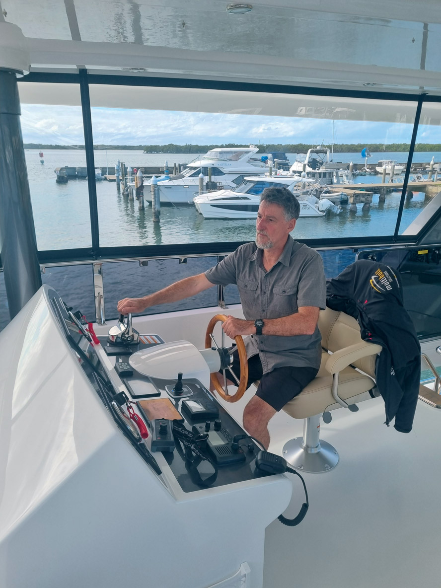 La seule console de pilotage profite d’une vue dégagée. La protection est assurée par le hard-top et par des toiles transparentes. Le poste de commande s’avère fonctionnel et la maniabilité optimale. Quant à la transmission, elle se révèle souple lors de l’enclenchement des moteurs Steyr V-Drive.  