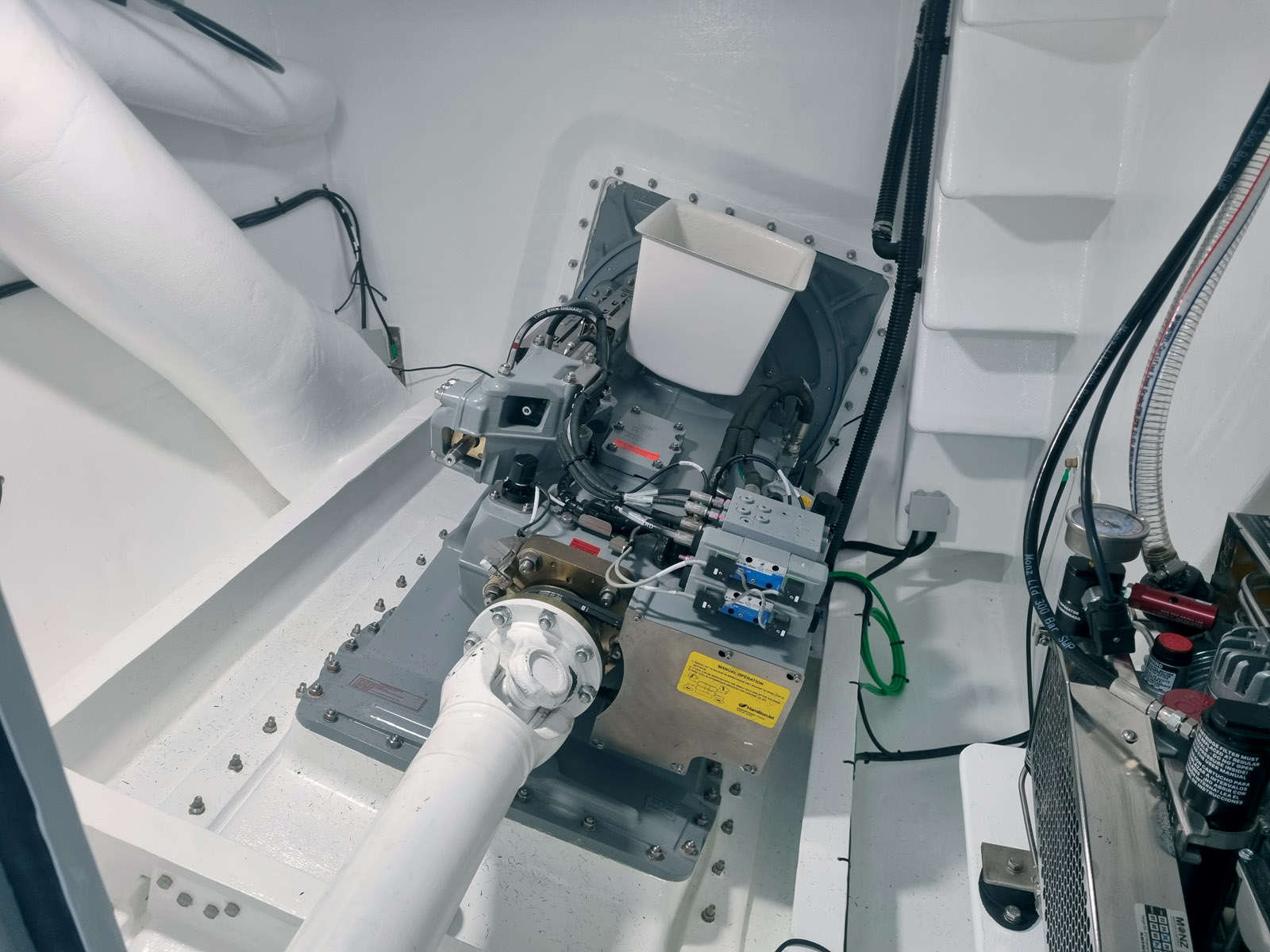 Les deux propulseurs HamiltonJet HTX Series permettent de se passer d’hélices, trop  vulnérables, et offrent un faible tirant d’eau.