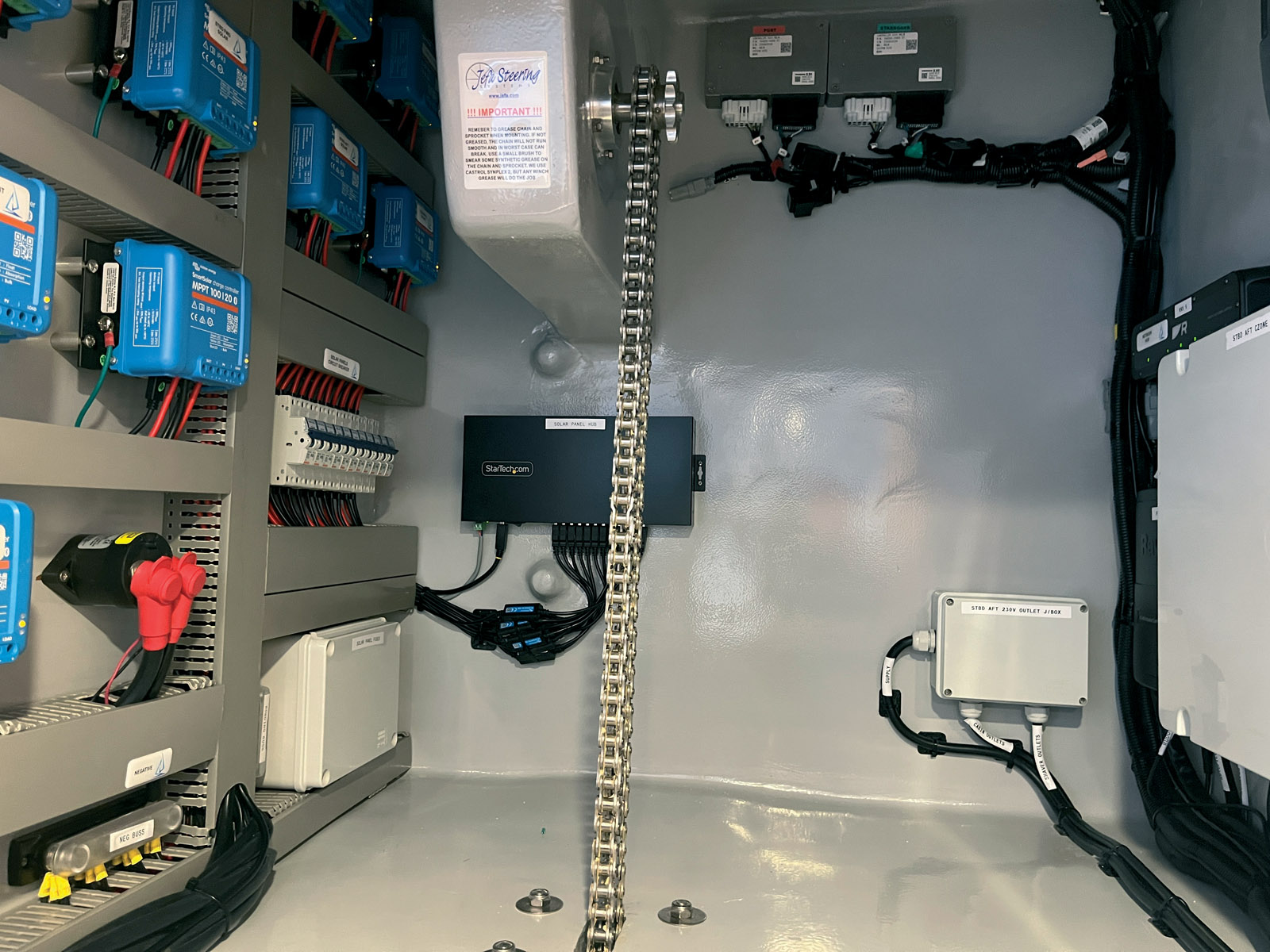 L’accès au système de barre par chaine est très facile depuis la cabine. La tringlerie est dédoublée pour un couplage avec l’autre bord.