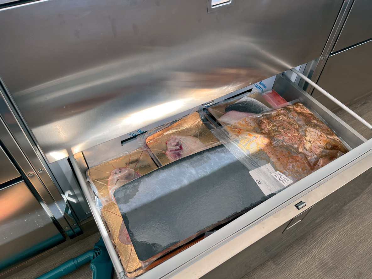 Grand évier et large frigo : rien n’a été laissé au hasard !  La gastronomie fait assurément partie de la croisière…