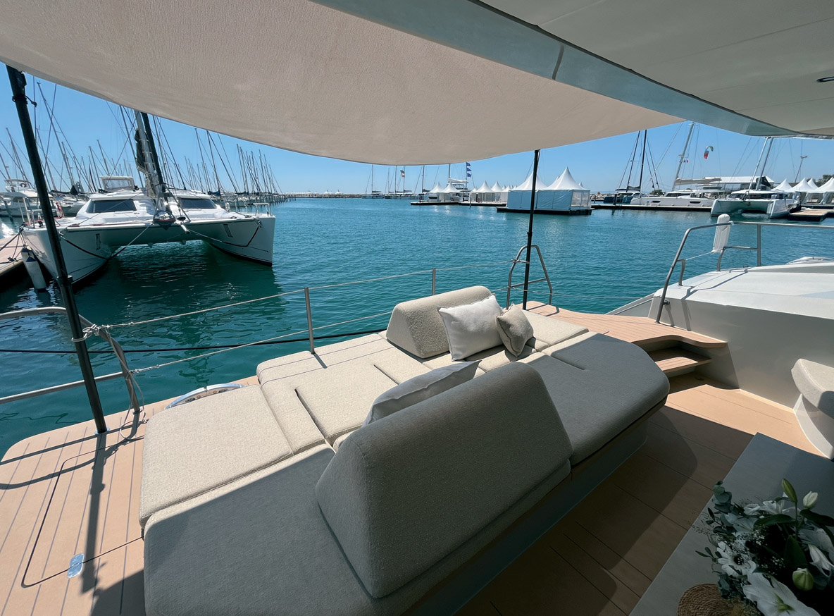 La plage arrière est protégée par une voile d’ombrage, mais on est un peu loin de l’eau – c’est un point qui pourrait être amélioré. 