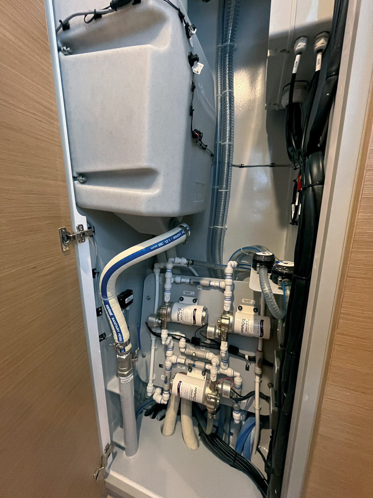 Le tableau central de distribution d’eau est très soigné et accessible. Des clarinettes permettent d’isoler un circuit pour ne pas priver d’eau le reste du bord en cas de fuite.