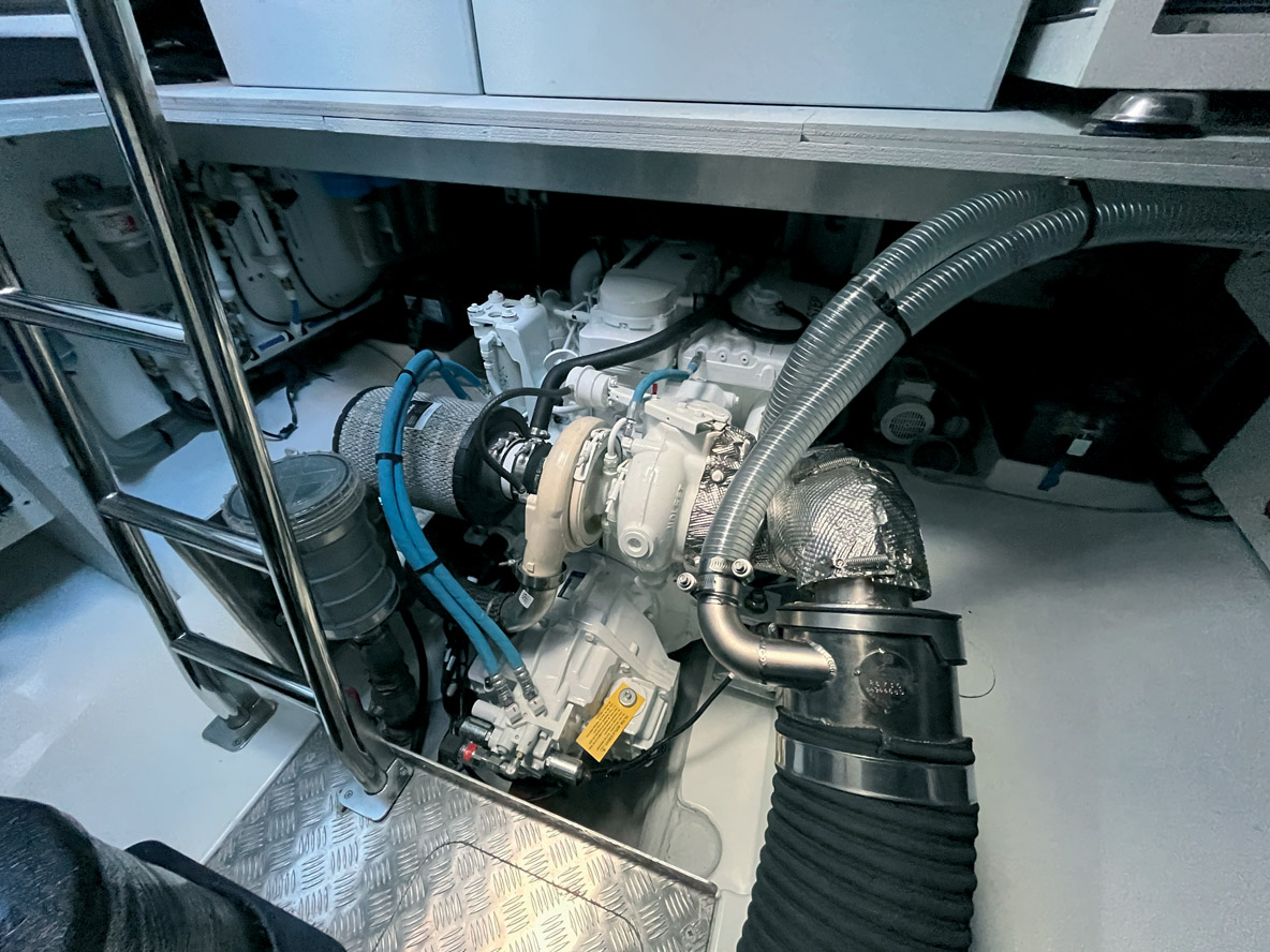 Les moteurs sont isolés avec le plus grand soin en fond de cale. La motorisation la plus puissante, retenue ici, nous paraît idéale pour le déplacement en charge, qui avoisine 73 tonnes.