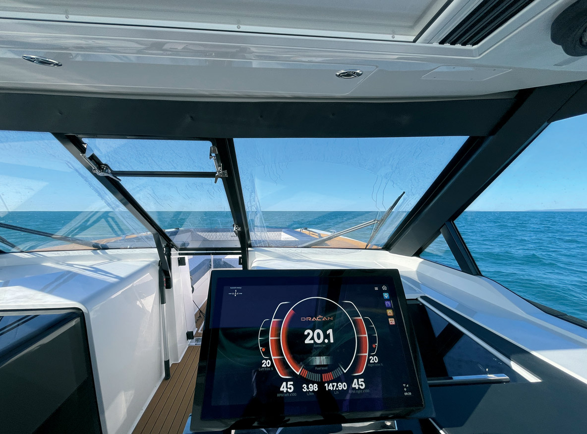 La console intègre le système Q Experience, lequel peut gérer la navigation, la sécurité, le confort et même la communication ;  toutes les données sont paramétrables.