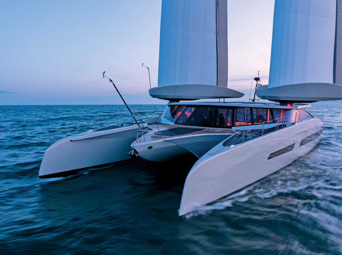 The taupe-colored gelcoat contrasts elegantly with the darker portholes. The wing membranes are made of UV-resistant Drop Stitch.