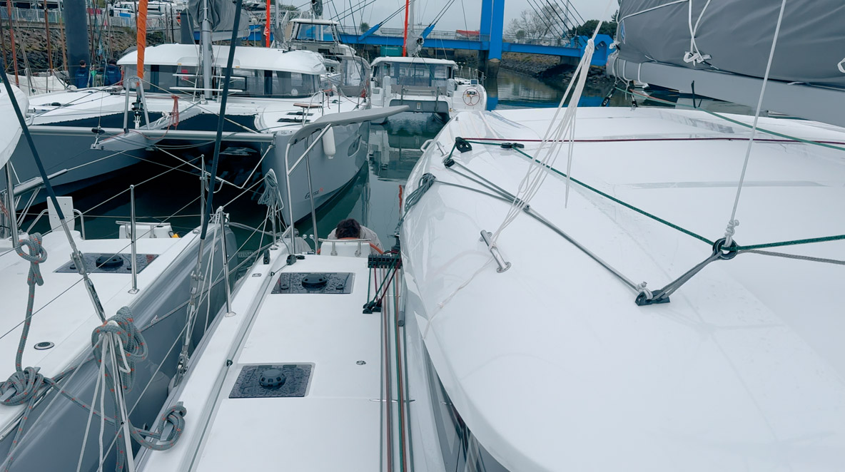 Sur chaque bord, le système de réglage du point de tire se résume à un palan 3 brins en Dyneema relié à un réa de friction. Les deux écoutes sont en revanche regroupées à tribord.