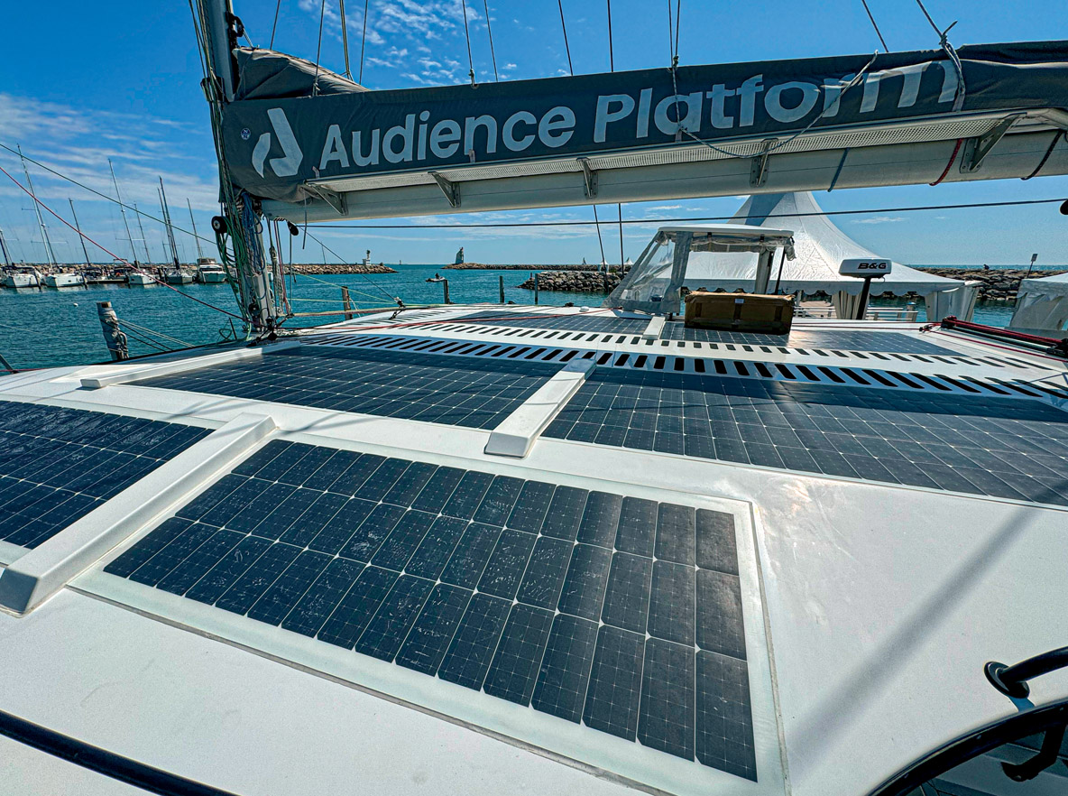 3 kWc de panneaux solaires sont répartis sur le rouf et les bossoirs.