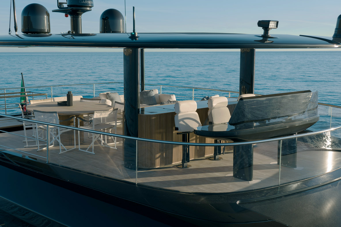 La forme arrondie du flybridge, sa conception walkaround et ses  bastingages en verre confèrent au BGM une apparence et une  expérience d’utilisation différentes de celles des autres multiyachts.