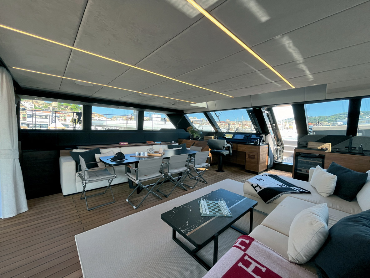 Le salon-salle à manger de Double Happiness est spacieux et chaleureux. La circulation vers l’avant s’effectue via une porte surdimensionnée.