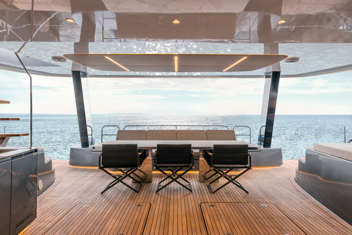 Le cockpit arrière est parfaitement protégé ; il propose une grande table  et de nombreuses assises.