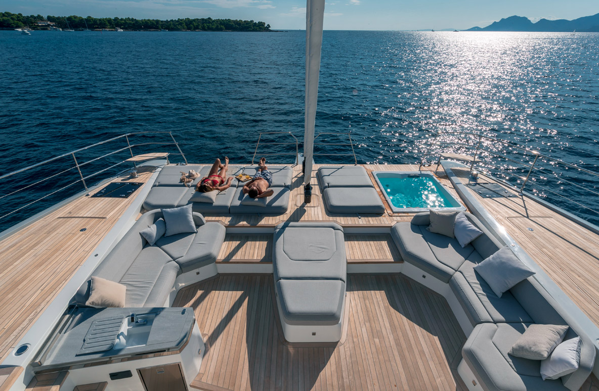 Méridiennes, sofa, bains de soleil et mini-bar : bienvenue au jacuzzi club, agrémenté par son bain à remous !