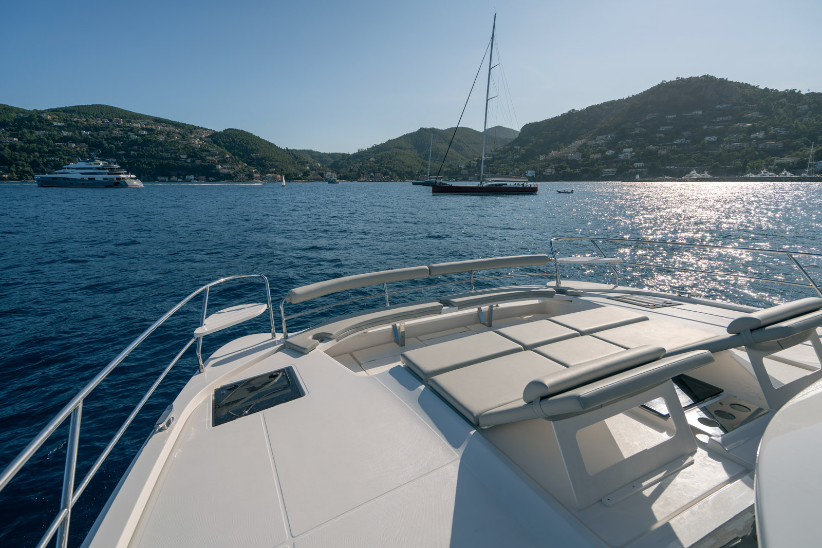 La plage avant avec son grand bain de soleil modulable est situé bien en hauteur, à l’abri des embruns. L’accès vers le flybridge par l’avant est aisé ; la différence de niveau est en effet moindre que par l’arrière.